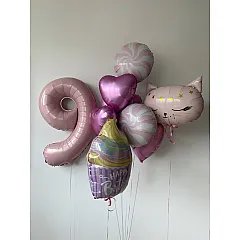 Композиция с цифрой фигурой кекса фигуркой кота и сердцами