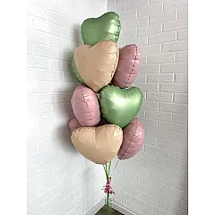 Связка оливковых и розовых фольгированных сердец с бежевыми