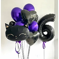 Композиция из черных и фиолетовых шаров с фигурой черной кошки с цифрой и сердцами