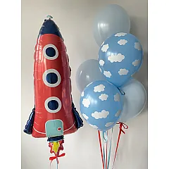 Связка голубых шаров с облаками и фигуркой ракеты